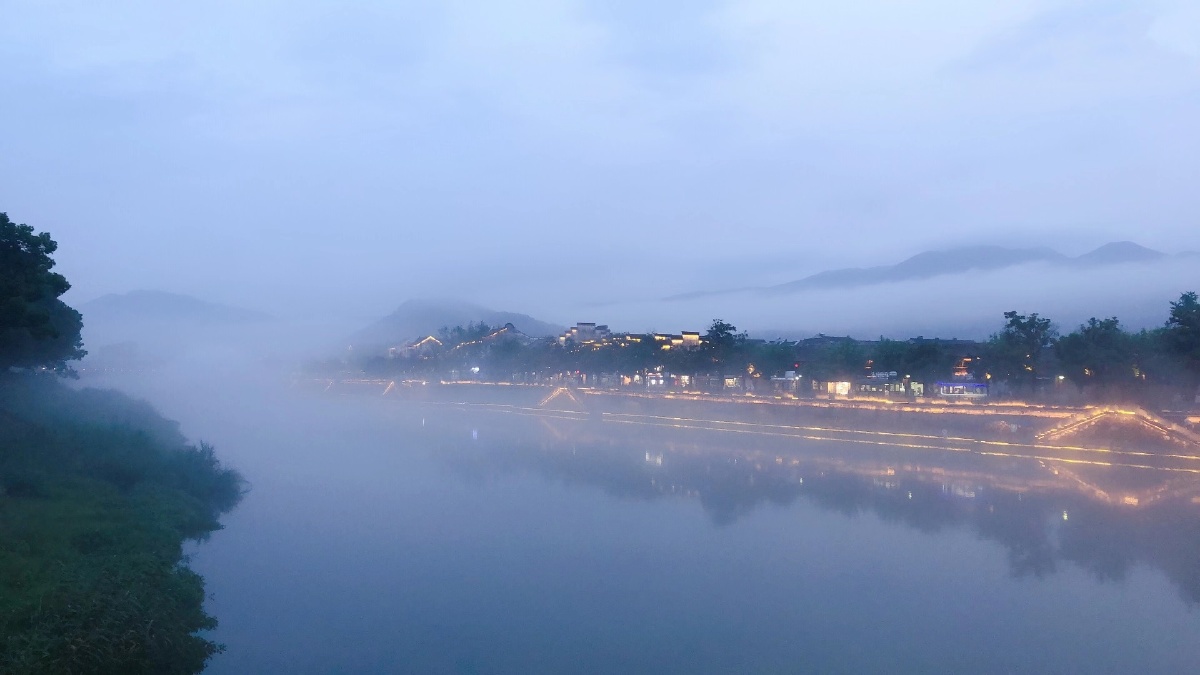 岚雾烟波重江山此地深