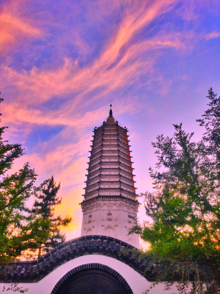 土阜如龙渴饮川,龙头古塔矗千年.夕阳御路惊回首,倒影峥嵘水底天.