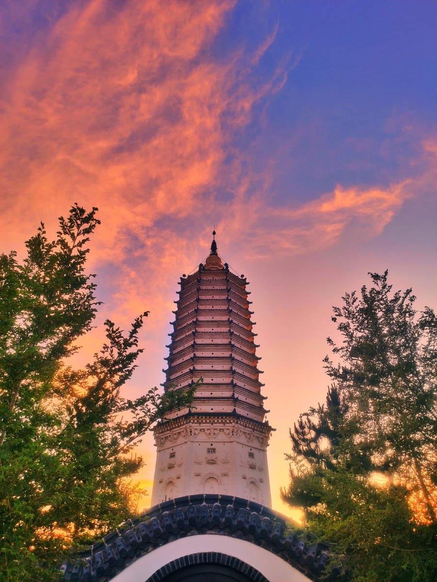 土阜如龙渴饮川,龙头古塔矗千年.夕阳御路惊回首,倒影峥嵘水底天.