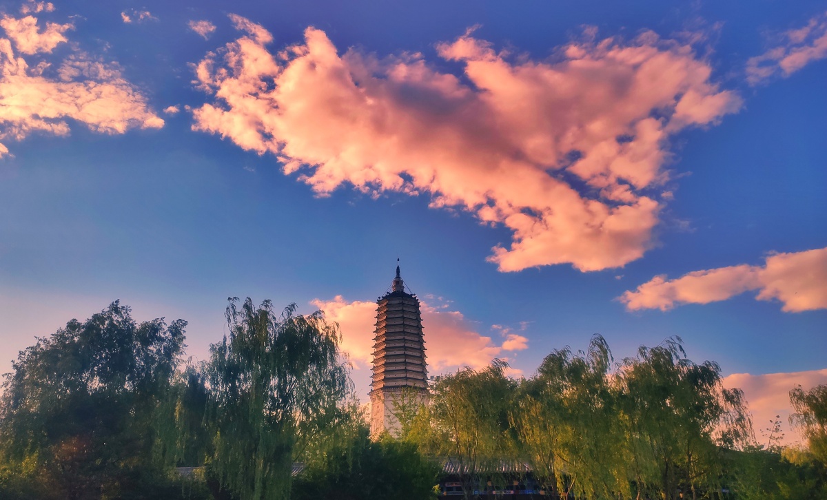 土阜如龙渴饮川龙头古塔矗千年夕阳御路惊回首倒影峥嵘水底天钱公来