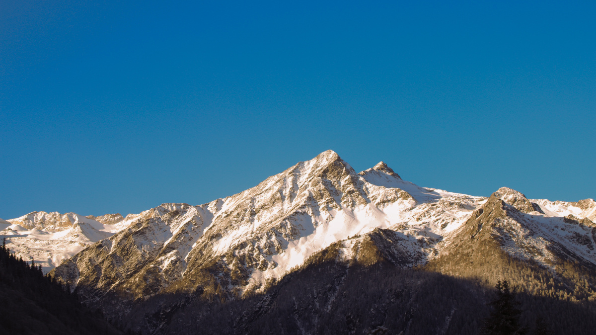 达古景区一座雪山在日出时"日照金山"