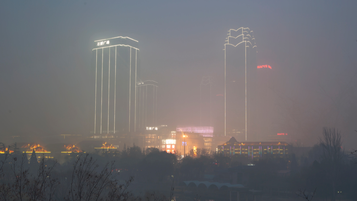 旁晚的广场,烦人的天,都是雾霾闹的.