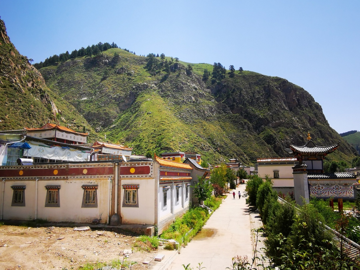天堂寺为天祝十四寺院之首其前身为唐宪宗806822年间所建藏族苯教寺院