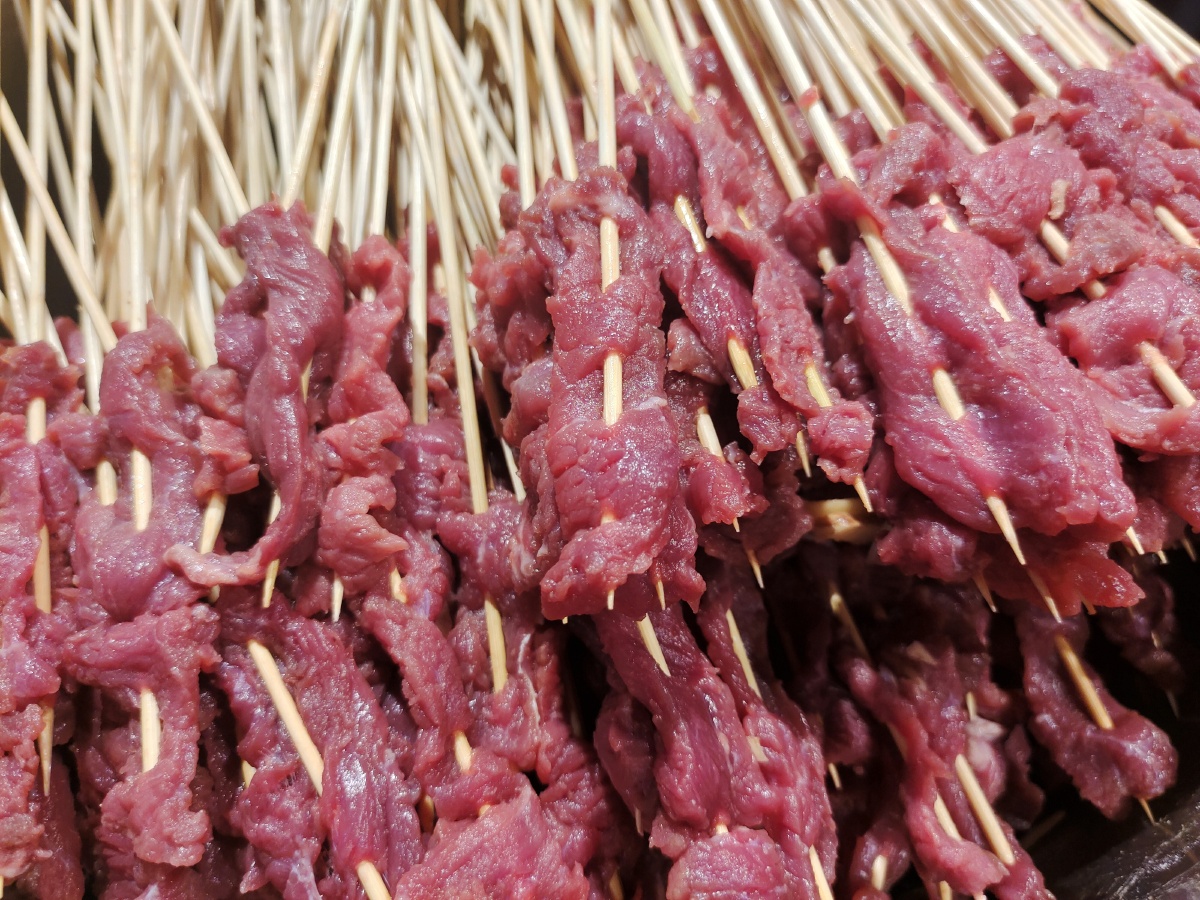 新鲜的生的牛肉串