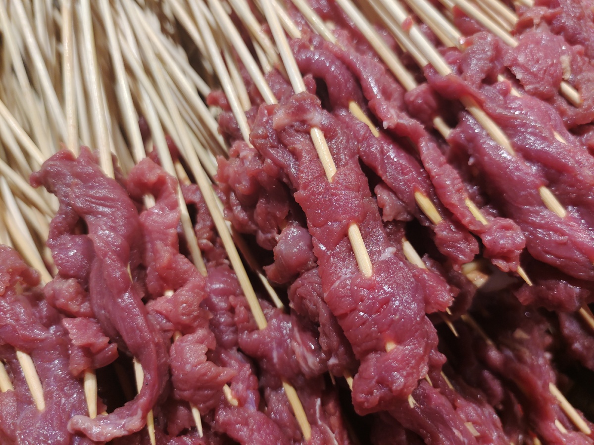 新鲜的生的牛肉串
