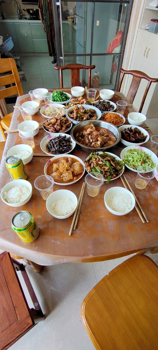 七月半,打发嗲嗲娭毑,烧纸币,宴请亲人吃饭,先请嗲嗲娭毑吃饭,再开餐