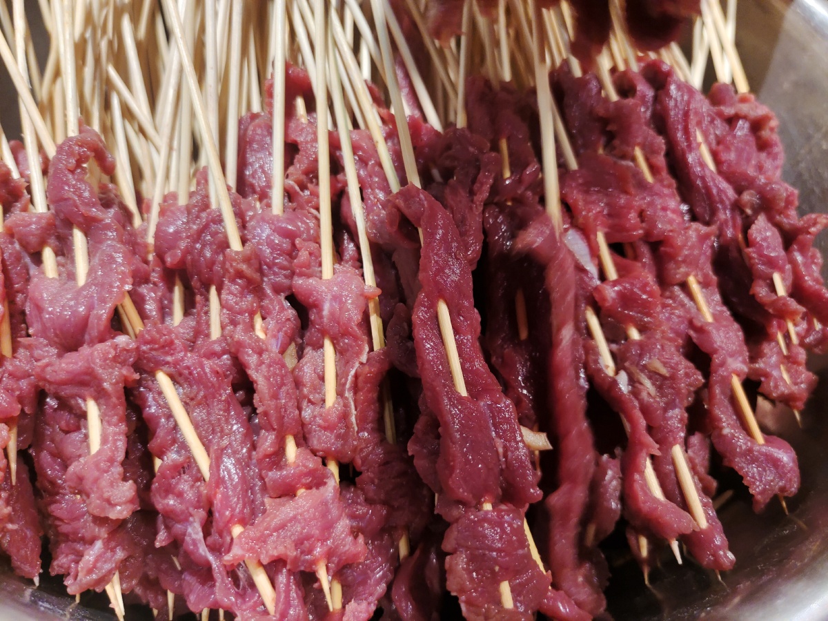 新鲜的生的牛肉串