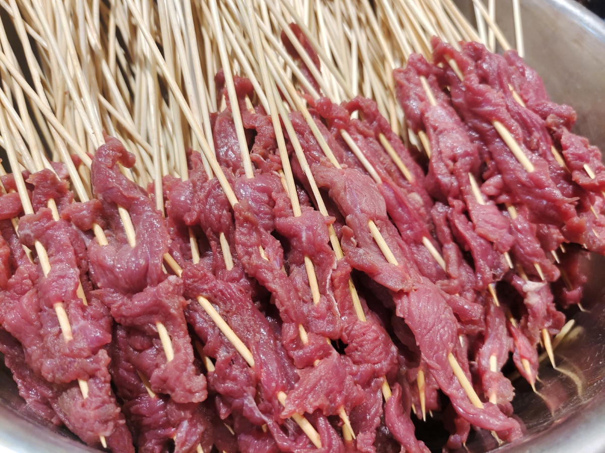 新鲜的生的牛肉串