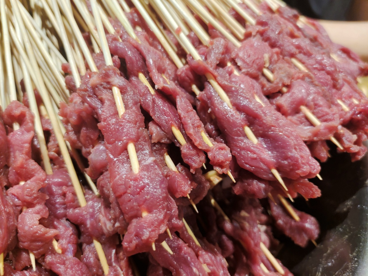 新鲜的生的牛肉串