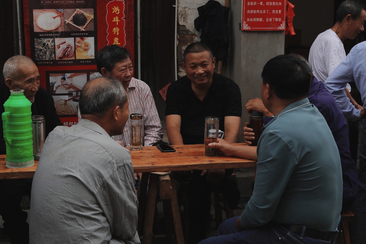 每天天刚亮游埠镇的早茶街上坐满了老食客吃个早餐喝杯粗茶