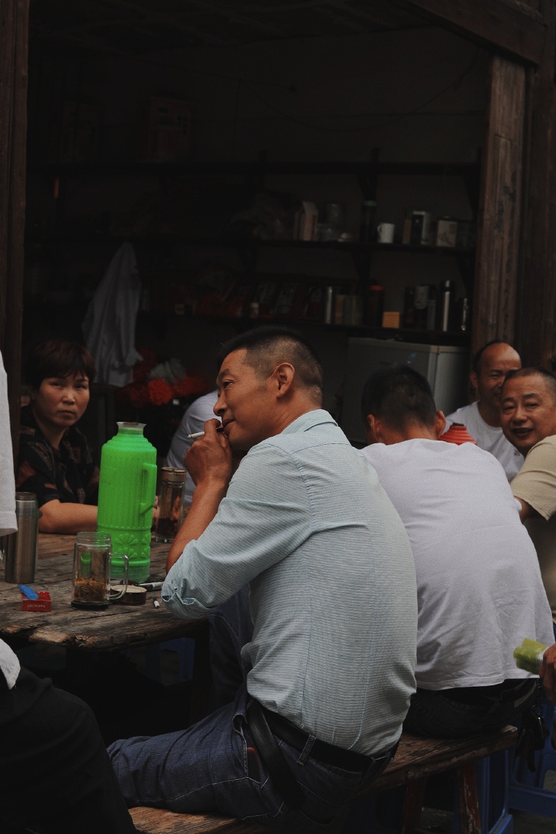 每天天刚亮游埠镇的早茶街上坐满了老食客吃个早餐喝杯粗茶