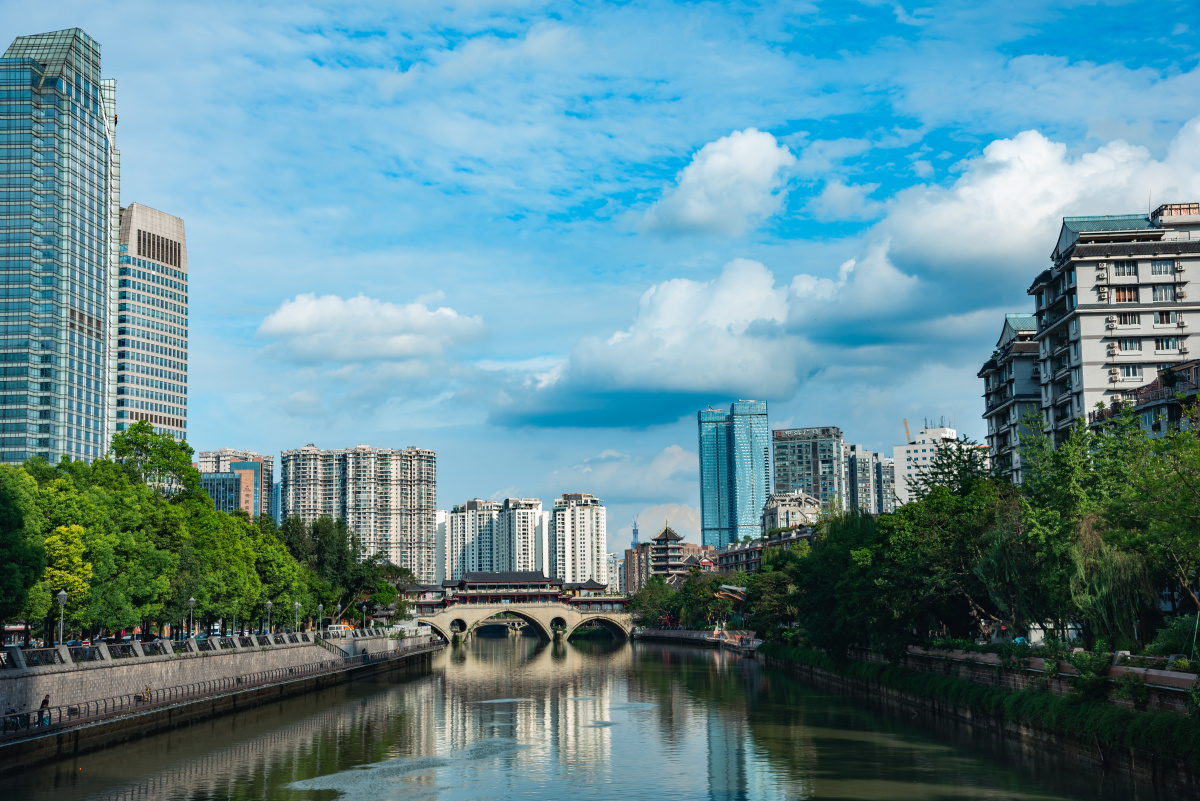 成都九眼桥的白天银泰城in99的厕所过道以及茂业中心三个地点