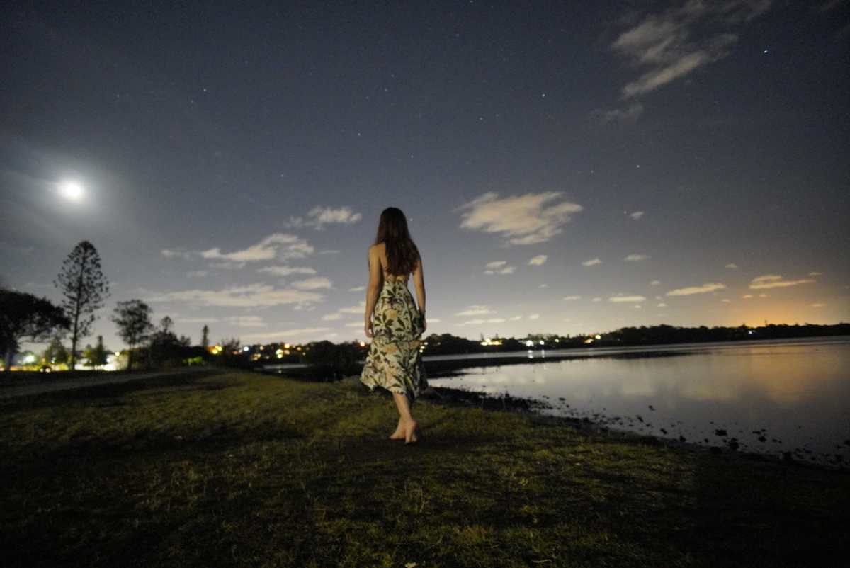 晚上的澳洲海边夜拍礁石与美女很配哦不过晚上出片率真的是低啊