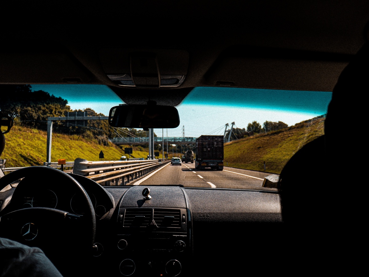 在路上享受坐车的轻松感