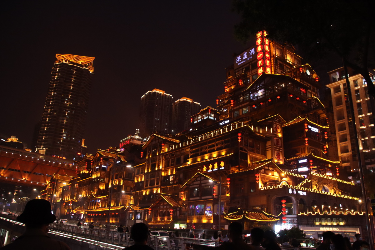 重庆洪崖洞夜晚很是辉煌大气