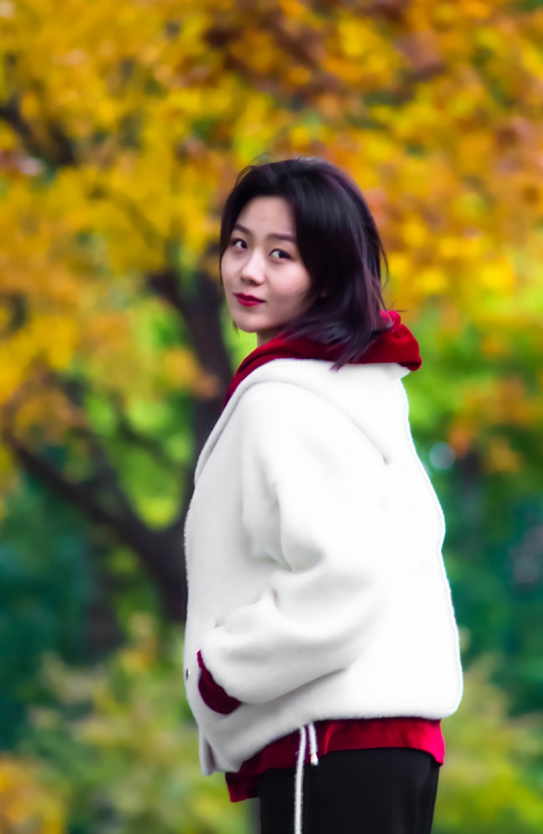 《小红帽秋游记》出镜:演员 伊琳摄影&后期:野鹿一组简单的秋景人像