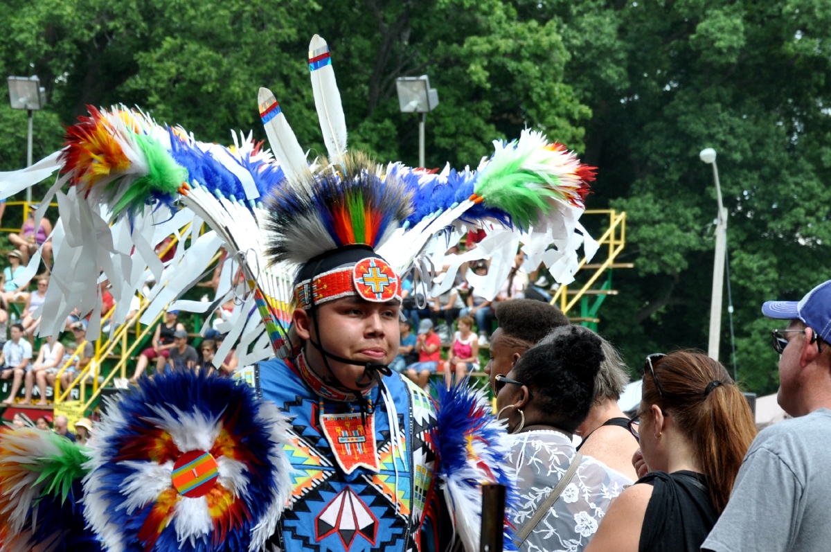 在加拿大安大略省布兰特福德市的奥斯维肯土著印第安人聚集在酋长公园