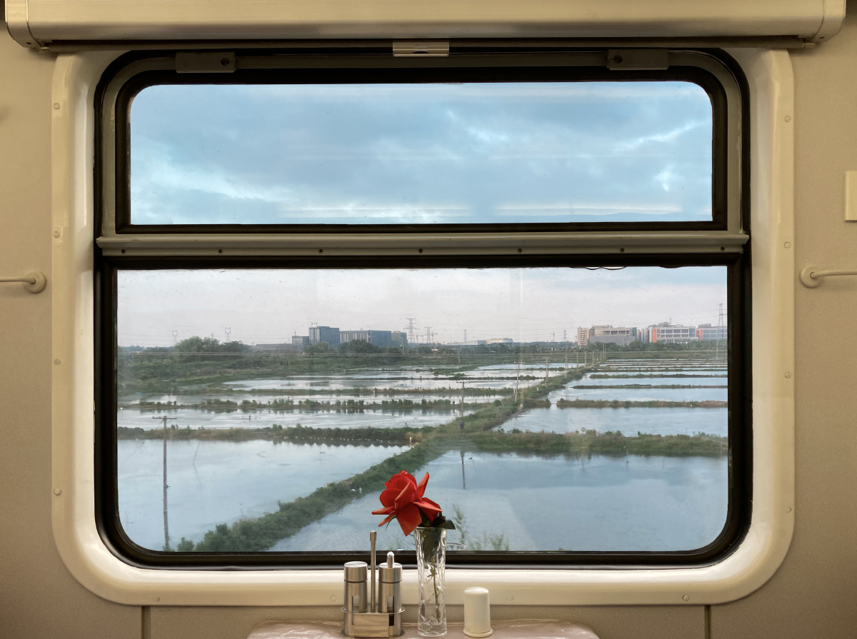 火车窗外