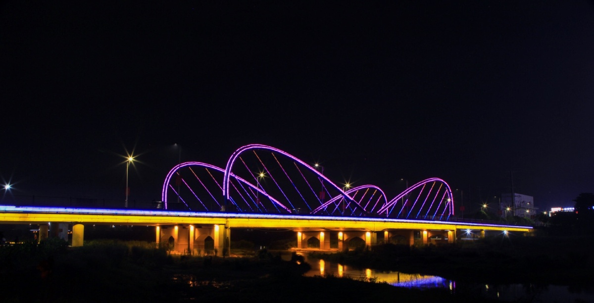 南宁市西乡塘夜色翩翩起舞的蝴蝶桥