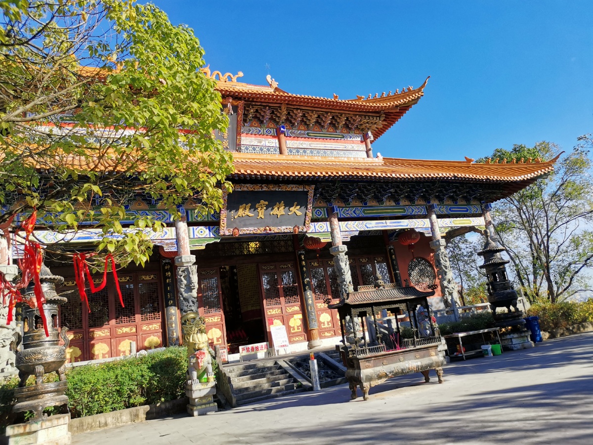 偶然发现的山中寺庙一道不错的风景线