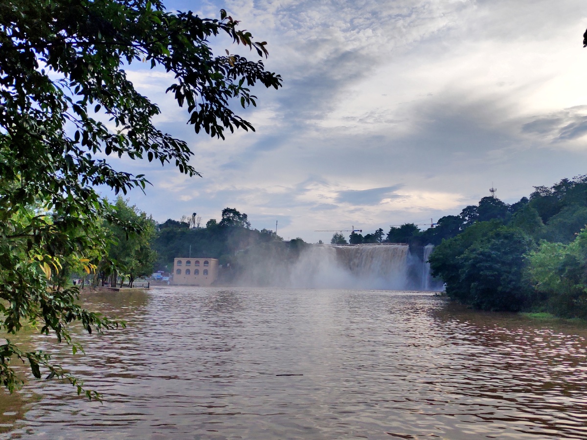 雨过天晴,夕照下的大磨滩瀑布