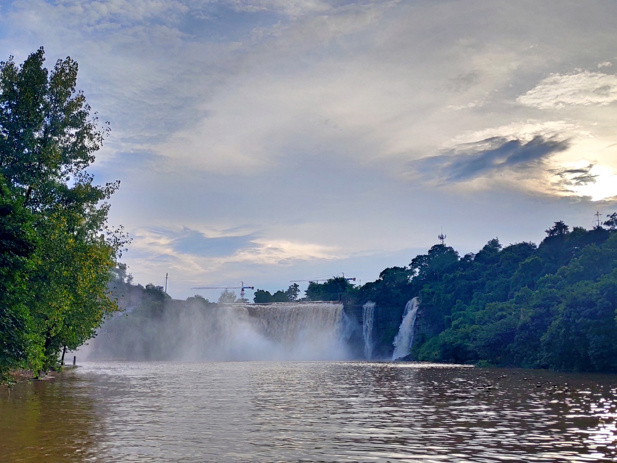 雨过天晴,夕照下的大磨滩瀑布