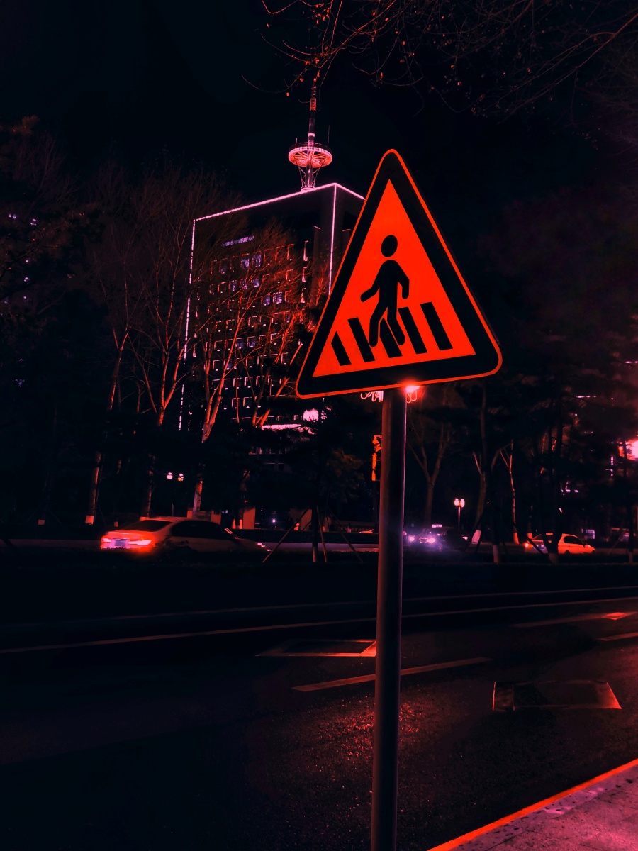 一个人压马路一定很孤独吧