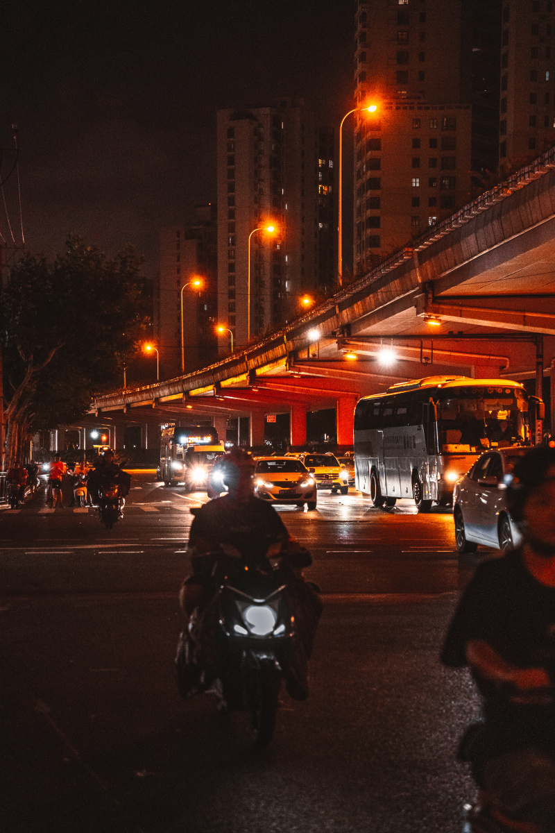 上海中山北路夜晚9点酷热的大街这个钢铁样的城市