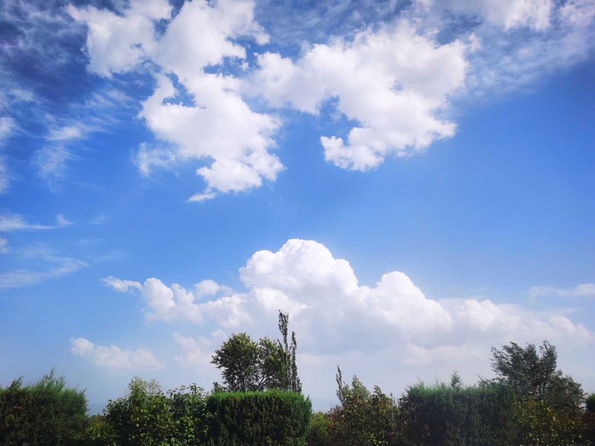 湛蓝的天空总会让人心情舒畅