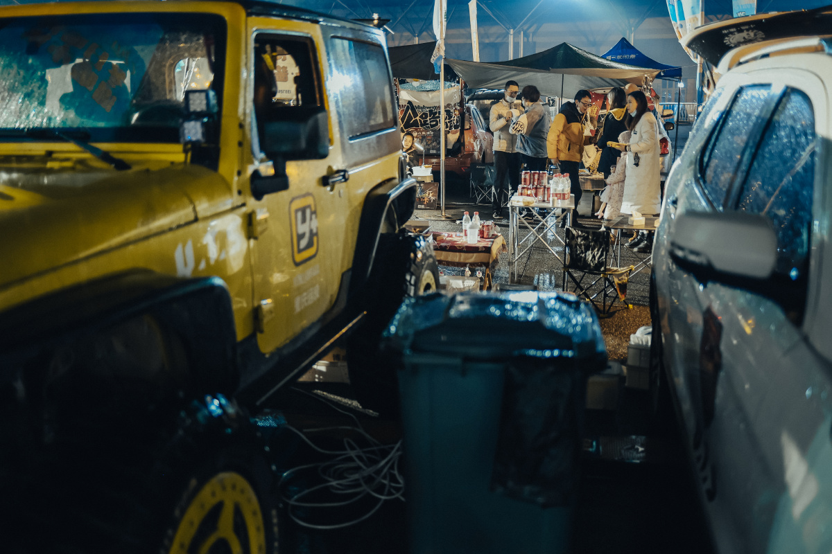汽车集市隐匿在城市边缘的汽车夜摊每个摊主都花尽了心思去装饰自己的
