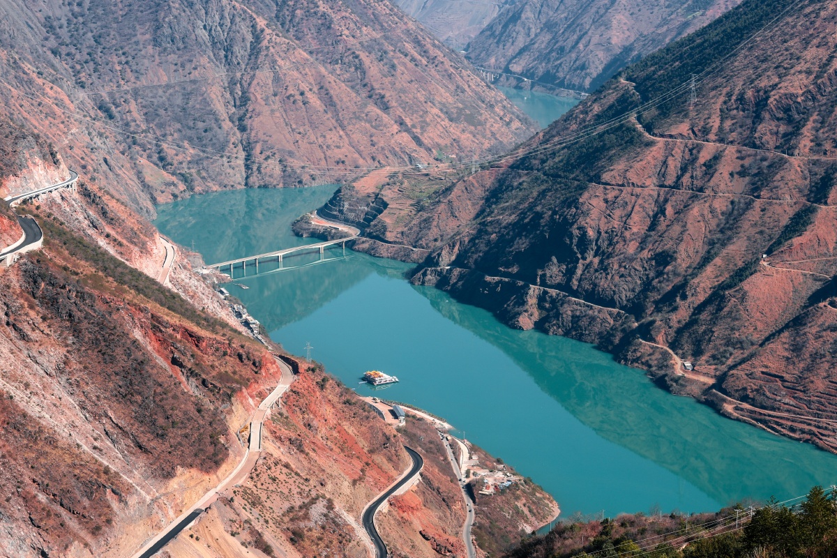 金沙江,是中国长江的上游.因江中沙土呈黄色得名,又名绳水,淹水,泸水.