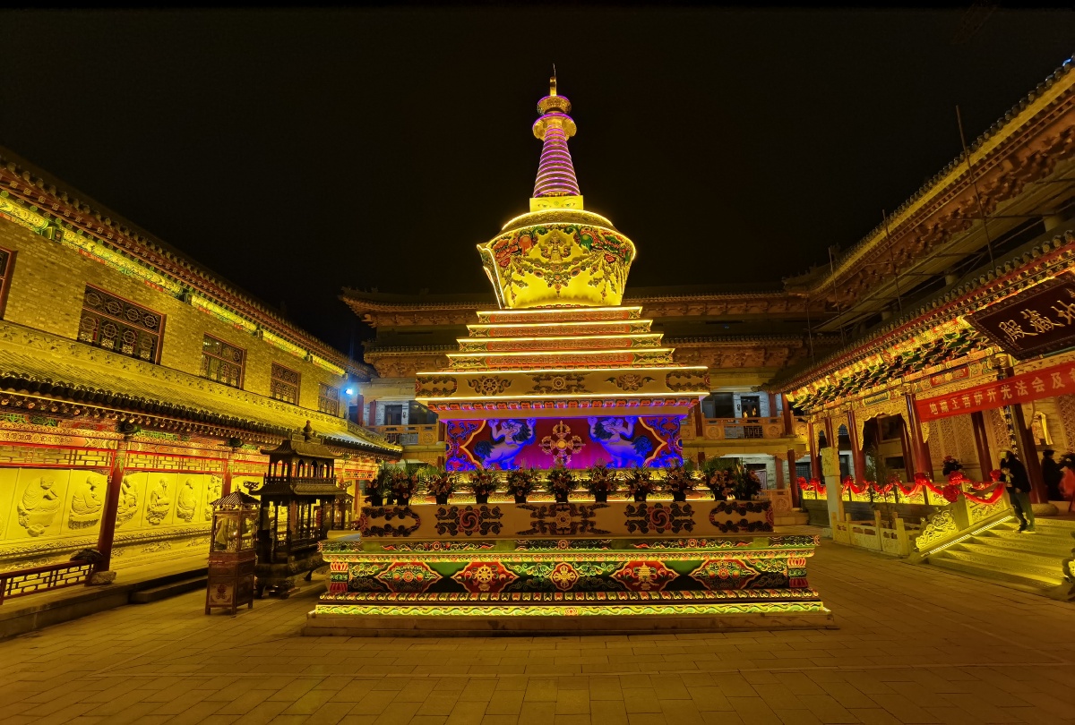 夜晚的广化寺魔幻色彩绚丽