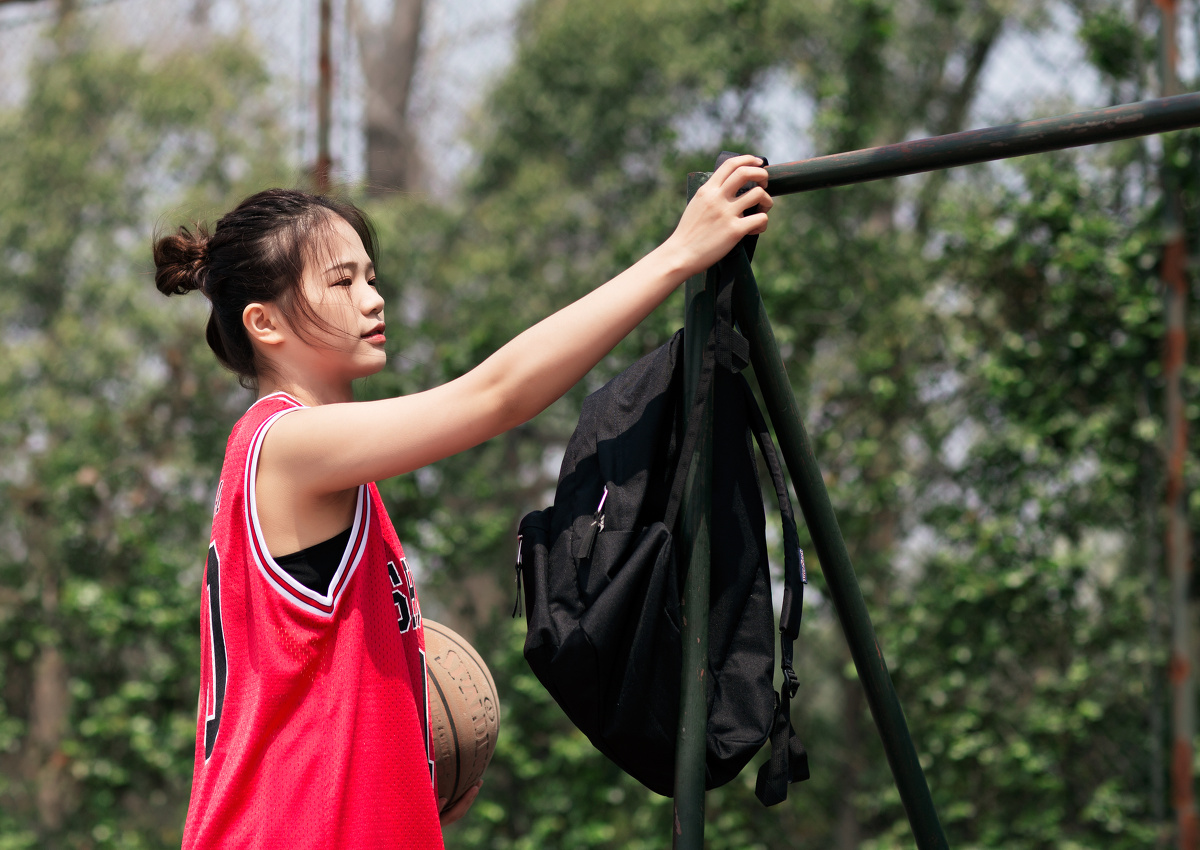 篮球场的少女