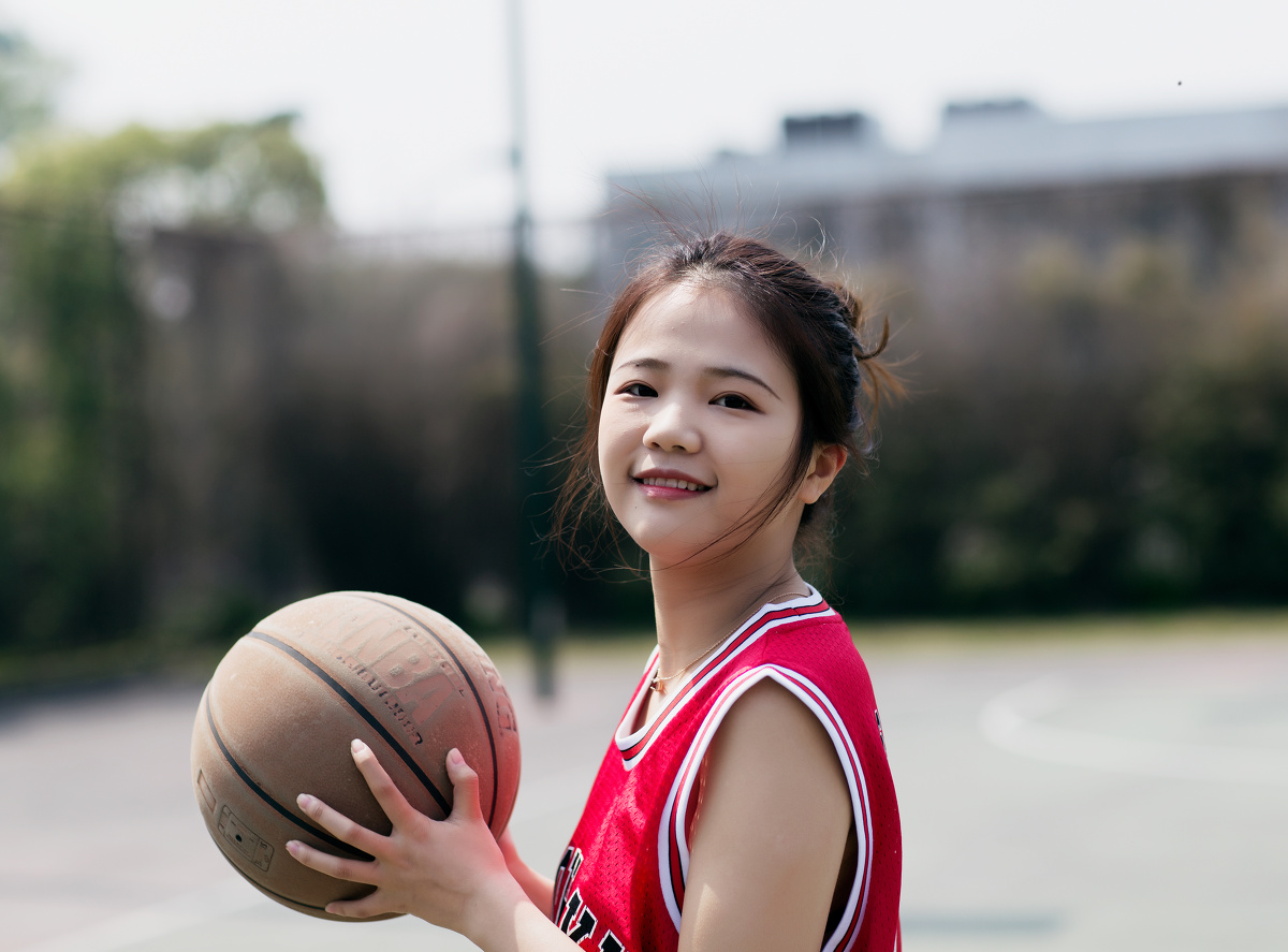 篮球场的少女