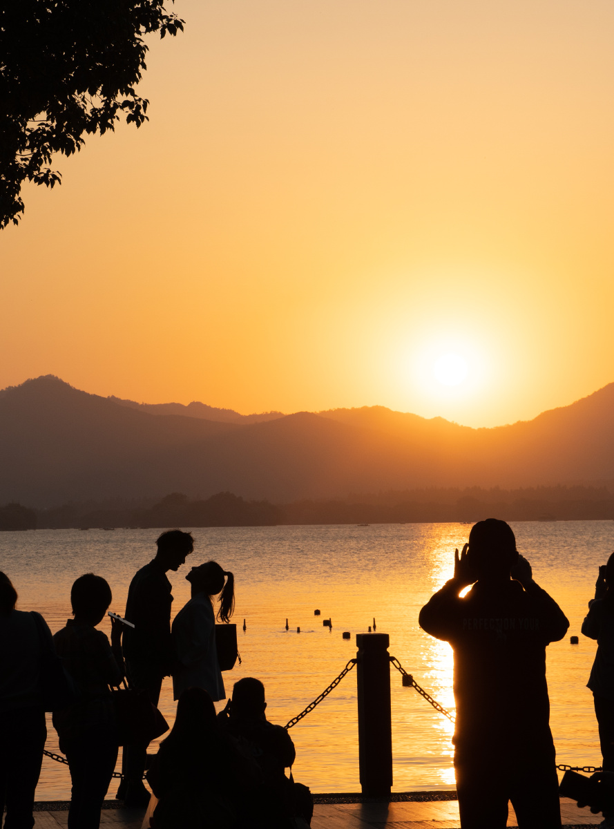 西湖边的情侣们