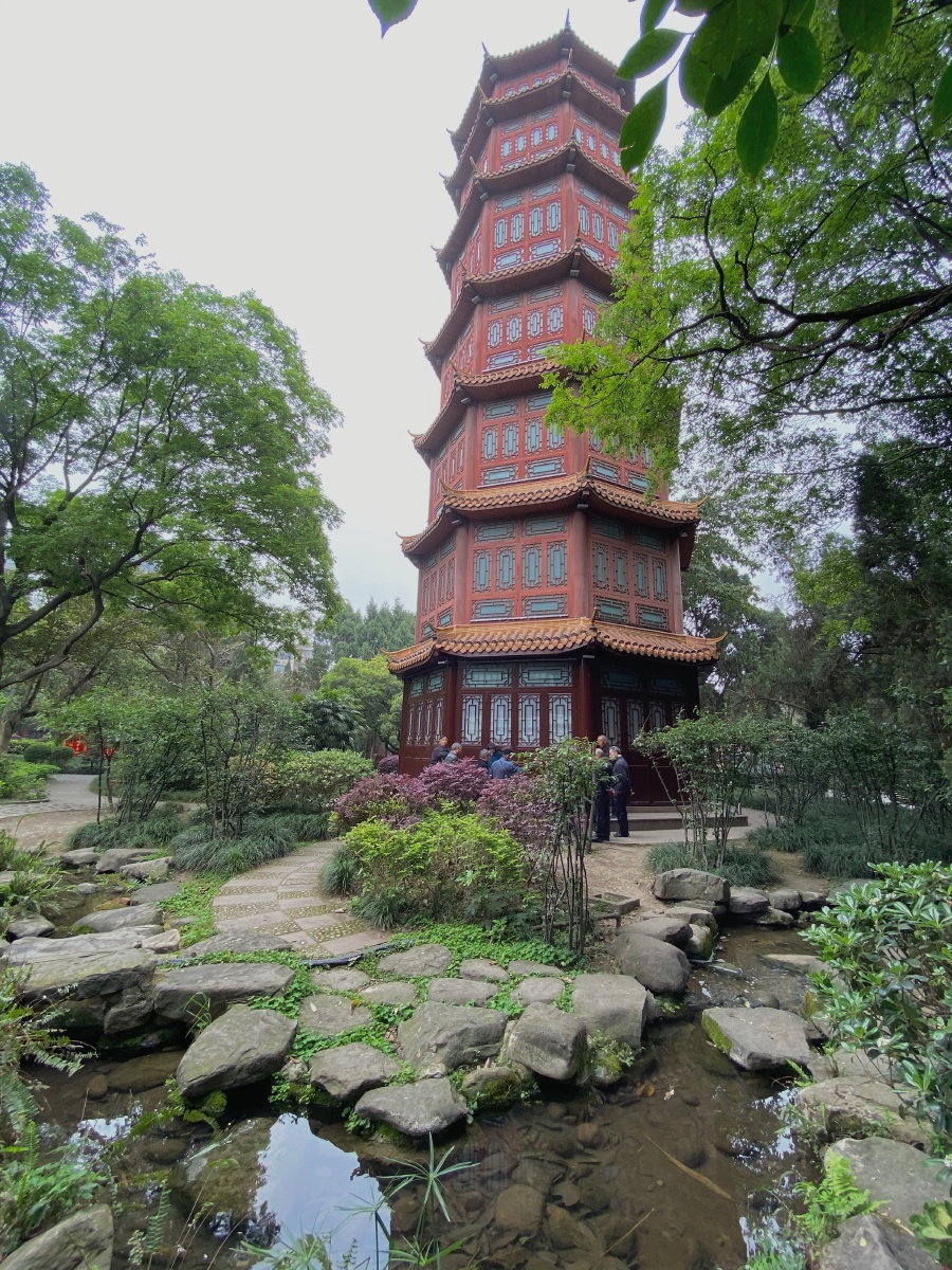 房湖初夏房湖位于四川省广汉市雒城镇为唐代名相房贬任汉州刺史时所建