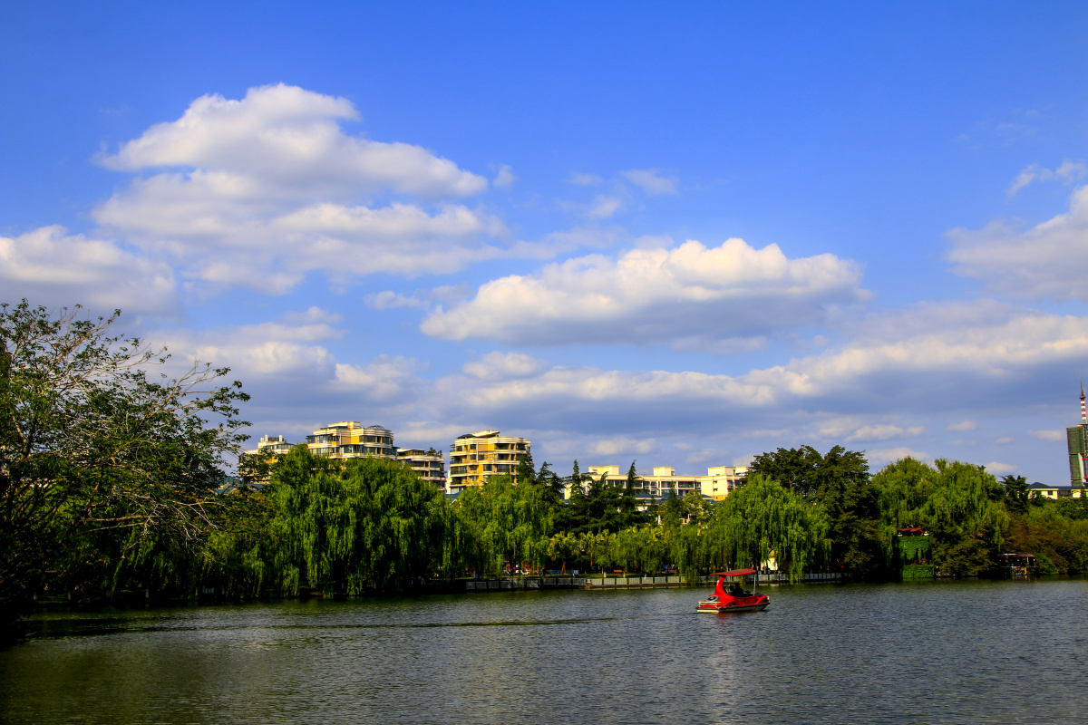金雁湖位于四川广汉市境内属现代欧式园林格调