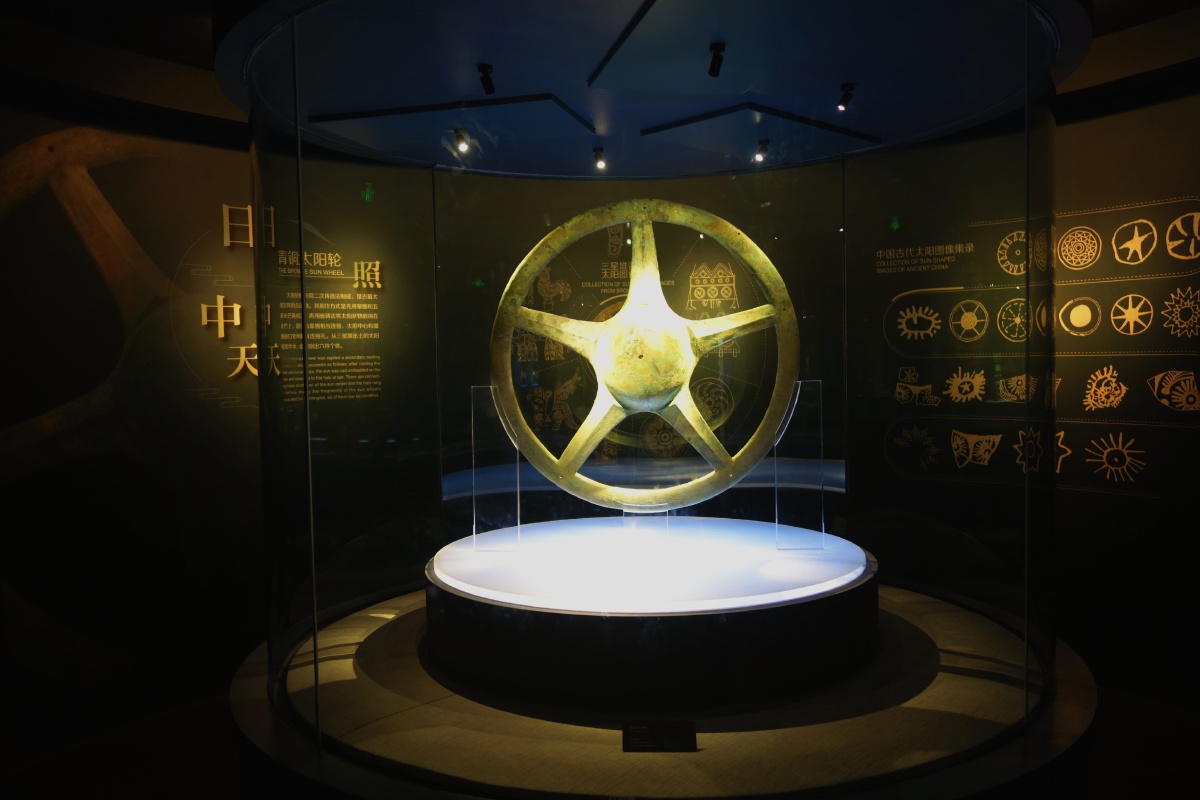 青铜太阳轮出土于三星堆距今已有3000多年历史其状若车轮现存三星堆