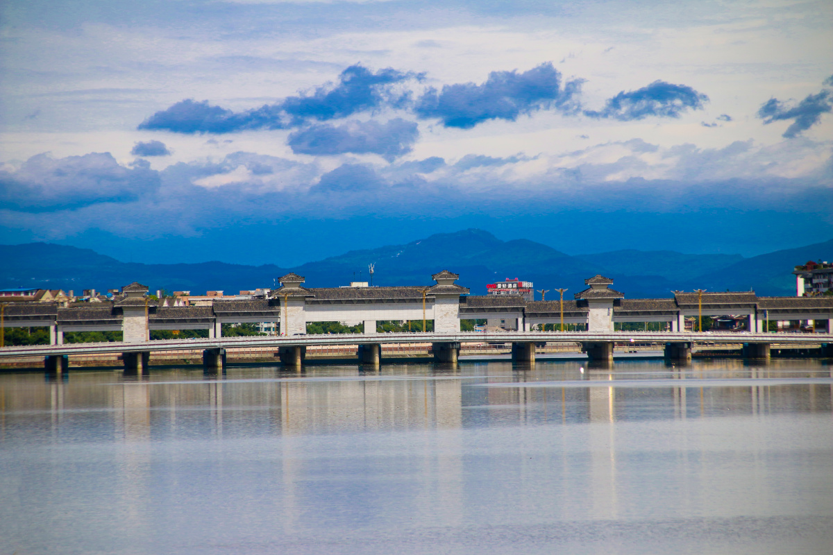 广汉市是四川首批扩权强县试点县北距德阳市区19公里南临成都市区20