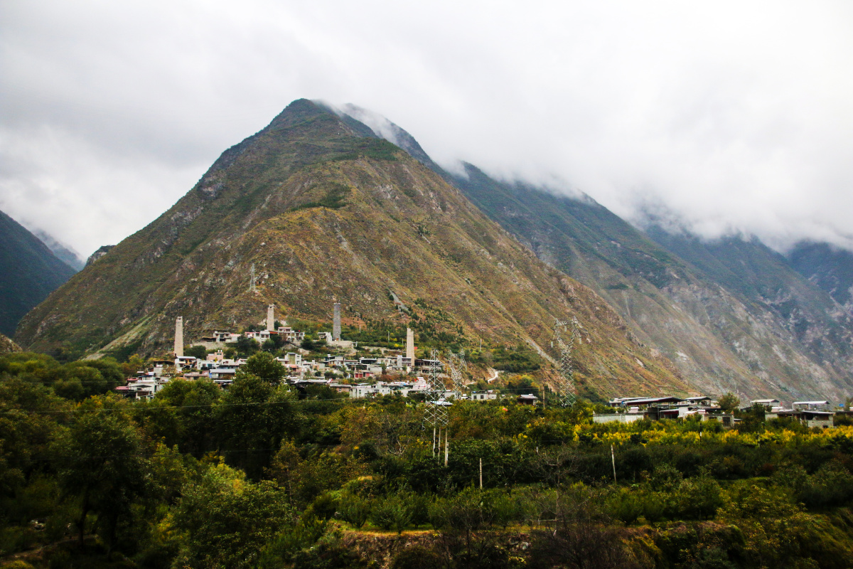 牟托羌寨是位于四川省阿坝藏族自治州茂县南新镇西南十公里岷江边上的