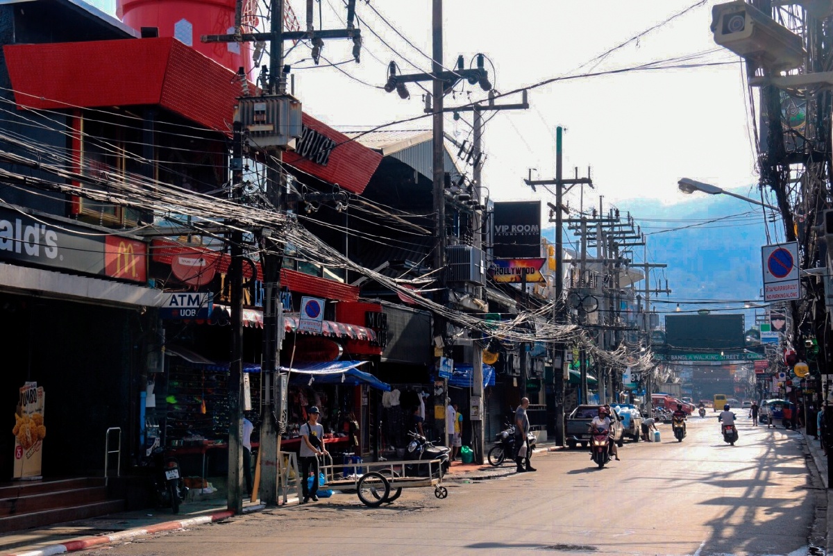 邦古拉街是泰国普吉岛巴东海滩上的酒吧一条街