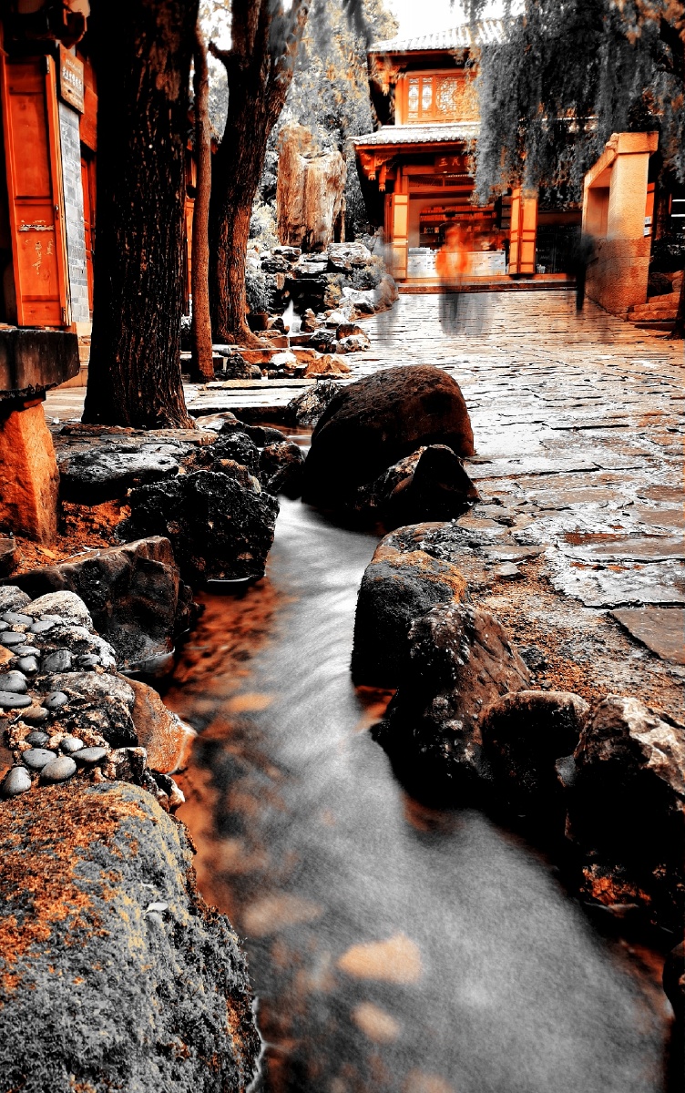 古镇溪水摄自云南省剑川县沙溪古镇