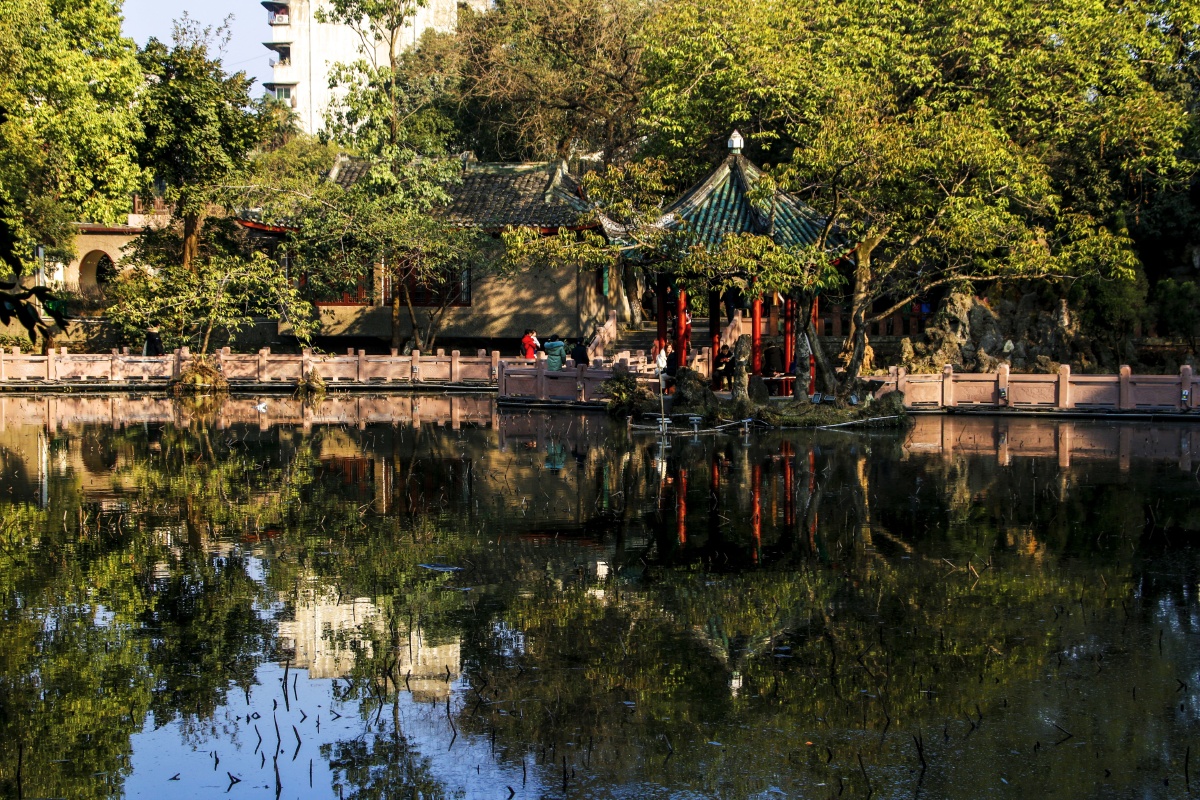 房湖公园位于四川广汉市为唐代名相房琯贬任汉州刺史时所建