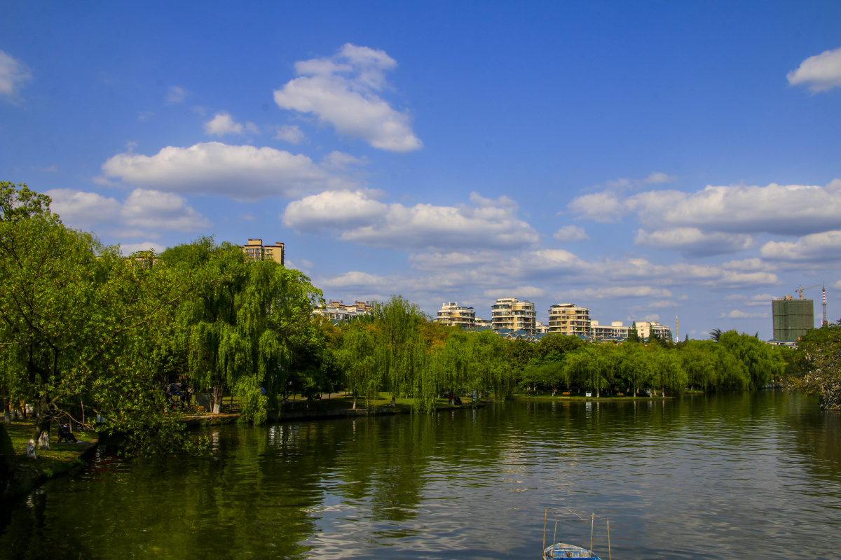 金雁湖位于四川广汉市境内属现代欧式园林格调