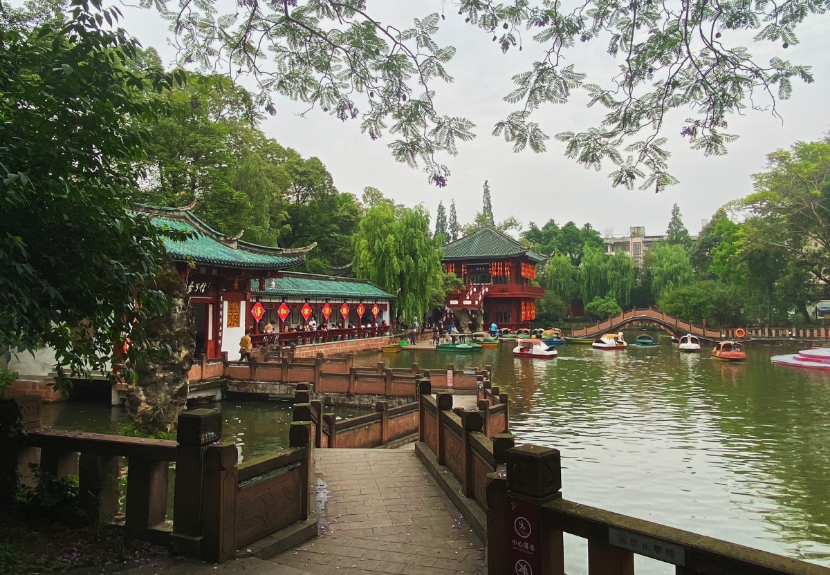 房湖初夏房湖位于四川省广汉市雒城镇为唐代名相房贬任汉州刺史时所建