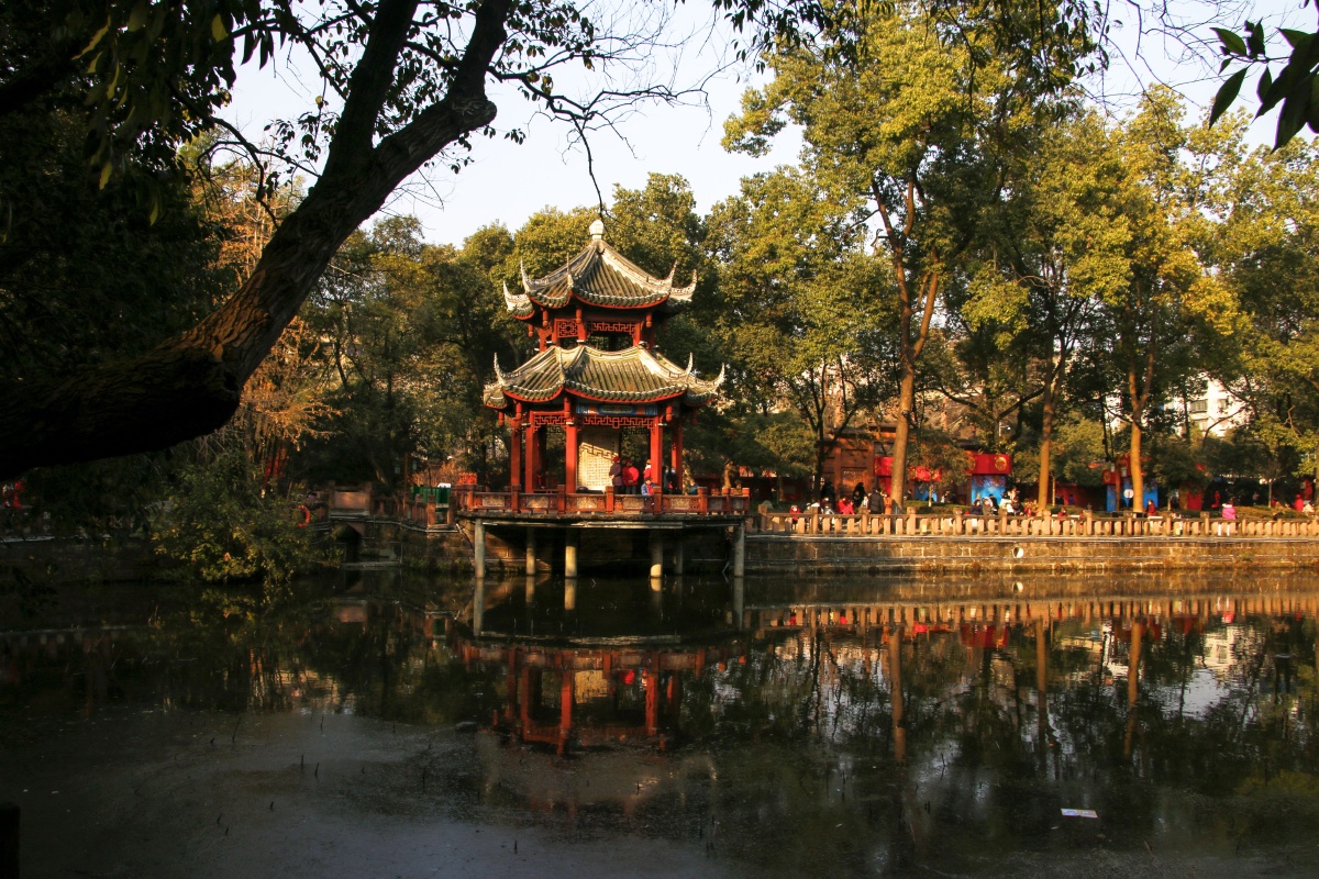 房湖公园位于四川广汉市为唐代名相房琯贬任汉州刺史时所建