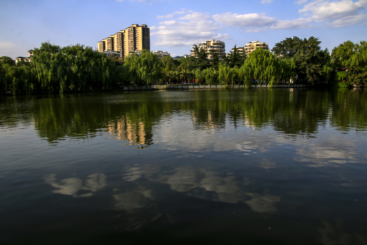 金雁湖位于四川广汉市境内属现代欧式园林格调