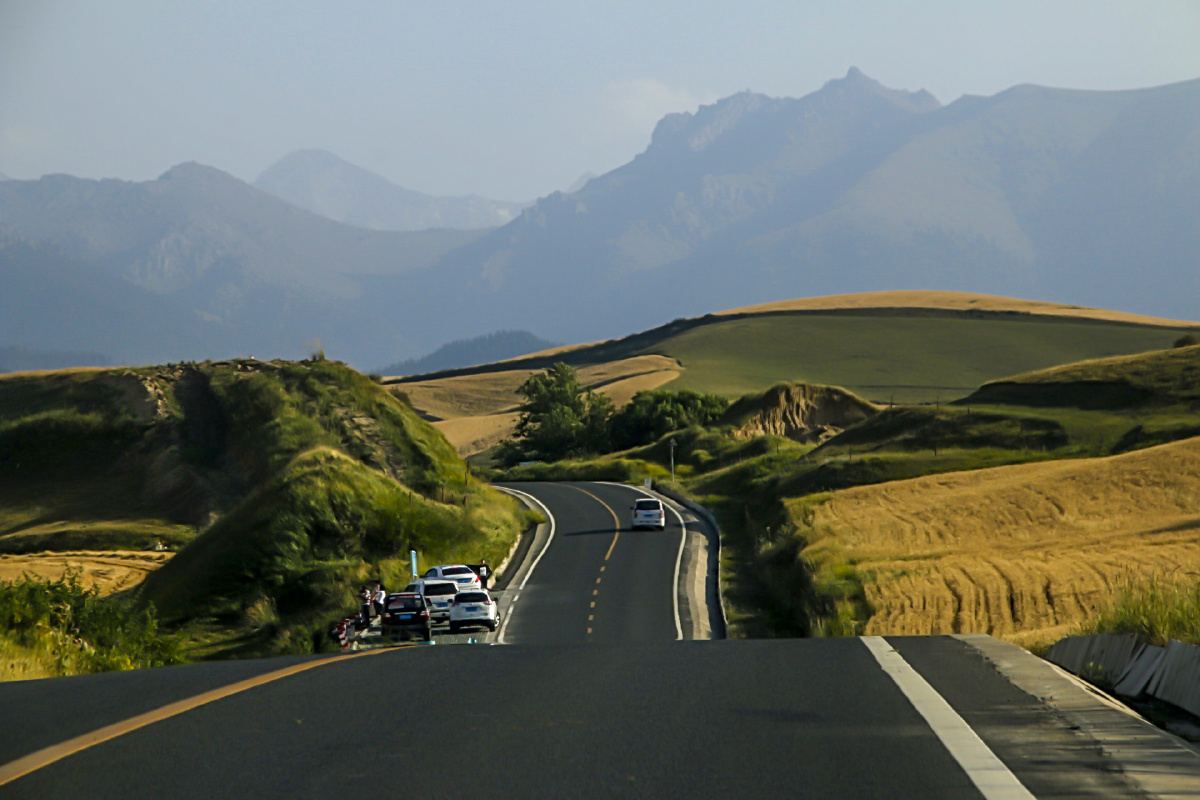 奇台县半截沟镇总面积48平方公里是古丝绸北道重要景区之一由天山怪坡