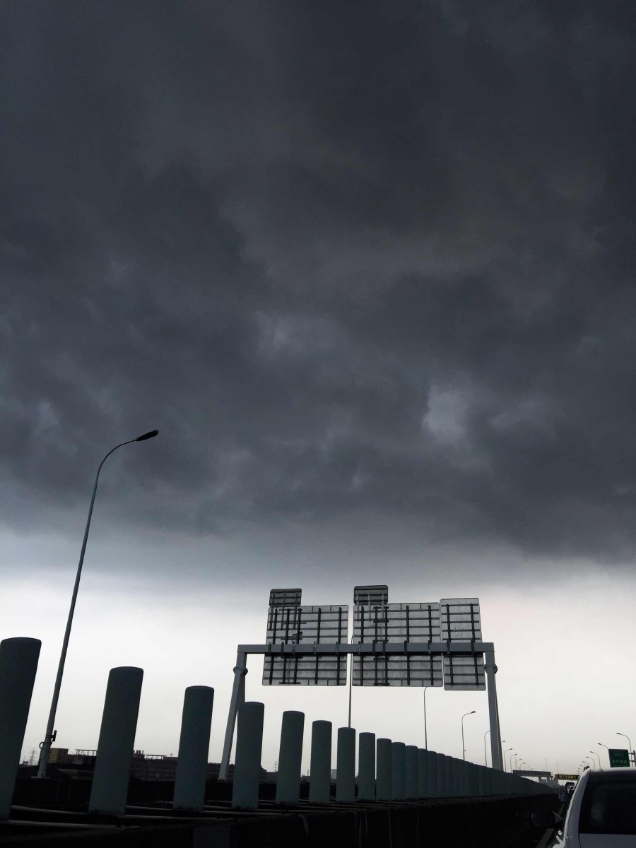 乌云过后见彩虹