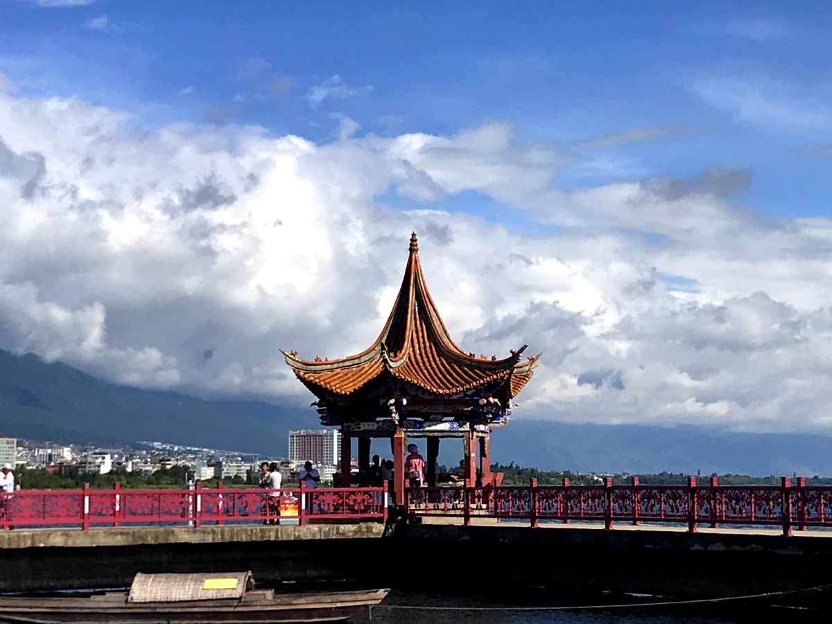 云南大理洱海海心亭